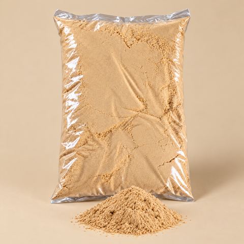 Pacote transparente de 1 kg de pó de pinus com um monte de pó à frente